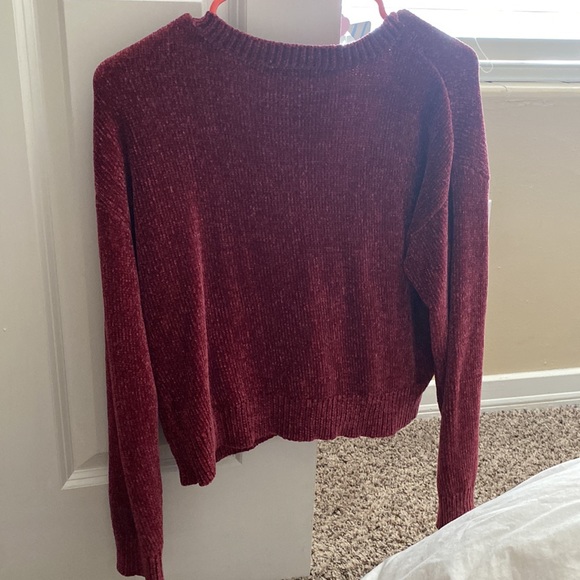 Maroon V-neck sweater SIZE: SMALL - Picture 2 of 2